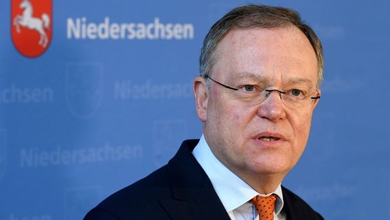 Ministerpräsident Stephan Weil (SPD) spricht während einer Pressekonferenz in der Staatskanzlei in Hannover vor Medienvertretern. © dpa-Bildfunk Foto: Holger Hollemann