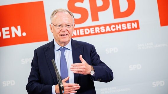 Stephan Weil (SPD)  spricht während einer Pressekonferenz in den ver.di-Höfen. © picture alliance/dpa | Michael Matthey Foto: picture alliance