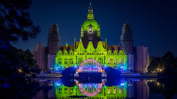 Das farbig beleuchtete Neue Rathaus in Hannover mit Open Air Bühne bei Nacht. © Jürgen Sellmann Foto: Jürgen Sellmann