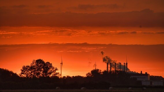 Sonnenuntergang zwischen Eystrup und Hassel, im Hintergrund eine Fabrik © NDR Foto: Angela Domko