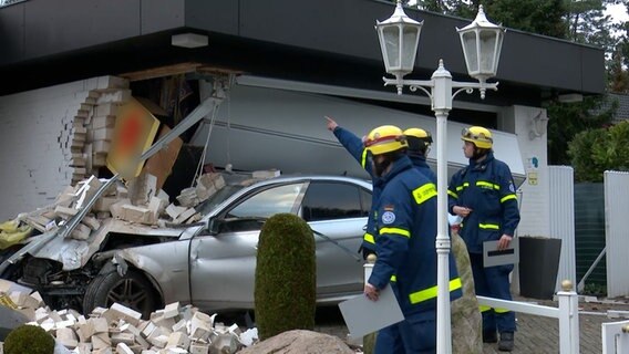 Ein Auto hat in Winsen (Aller) die Wand eines Wohnhauses durchbrochen. © Hannover Reporter 
