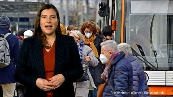 Claudia Wohlsperger steht vor einem Hintergrund zum Thema "FFP2-Masken im Nahverkehr". © NDR 