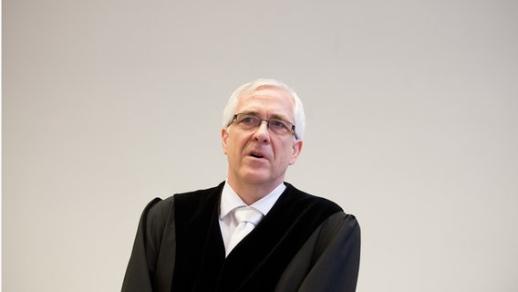 Der vorsitzende Richter Frank Rosenow im Landgericht Hannover. © dpa/picture-alliance Foto: Julian Stratenschulte