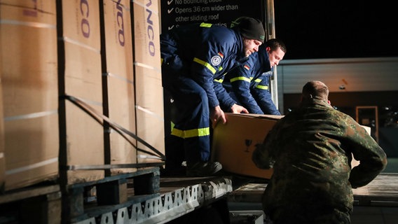 Hilfsgüter für das Erdbebengebiet werden in Wunstorf vom  THW und der Bundeswehr verladen. © Bundeswehr Foto: Francis Hildemann