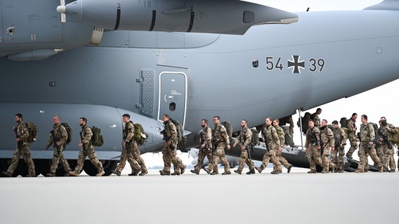 Die Mitglieder der Bundeswehr verlassen nach dem Rückkehr aus dem Sudan ein Flugzeug. © picture alliance/dpa | Lars Klemmer Foto:  Lars Klemmer/dpa