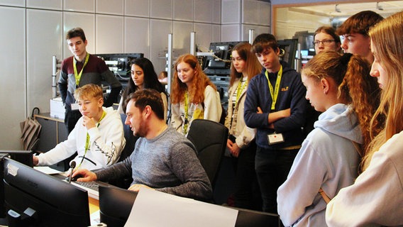 Schülerinnen und Schüler beim Zukunftstag im NDR. © NDR Foto: Svenja Nanninga