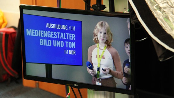 Eine Schülerin moderiert beim Zukunftstag im NDR. © NDR Foto: Svenja Nanninga
