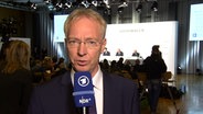 NDR-Mitarbeiter Thorsten Hapke spricht über Pressekonferenz der Volkswagen AG.  