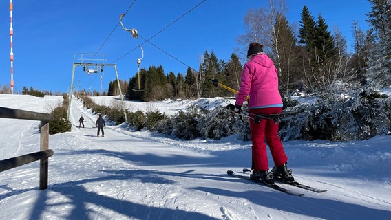 Eine Person wird bei Torfhaus mit dem Ski-Lift gezogen. © Jan Fragel/NDR Foto: Jan Fragel/NDR