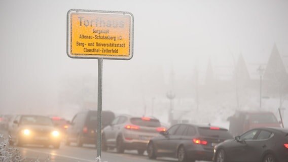 Im dichten Nebel stehen Autos in Torfhaus im Harz Schlange. © picture alliance/dpa Foto: Matthias Bein