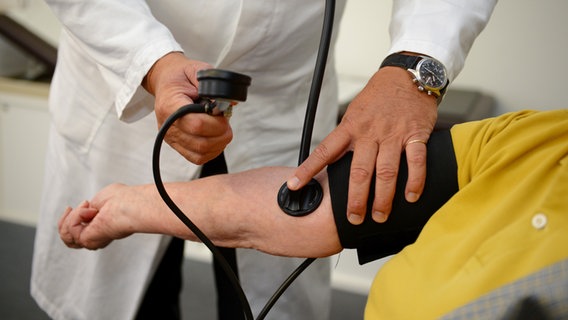 Ein Hausarzt misst in seiner Praxis einer Patientin den Blutdruck © picture alliance/Bernd Weissbrod/dpa Foto: Bernd Weissbrod