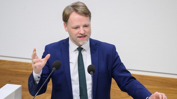 Finanzminister Gerald Heere (Grüne) spricht im Landtag. © dpa Foto: Philip Dulian