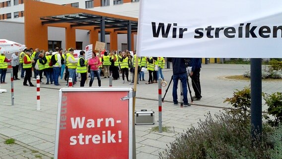Zahlreiche ver.di-Mitglieder demonstrieren in Salzgitter. © NDR Foto: Lydia Haake