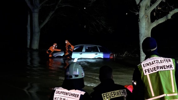Feuerwehrleute bergen ein Auto aus Hochwasser im Landkreis Gifhorn. © NonstopNews 