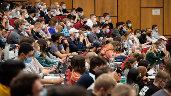Studierende sitzen in einem Hörsaal. © picture alliance/dpa/Julian Stratenschulte Foto: Julian Stratenschulte