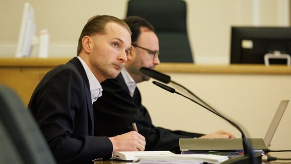 Der Angeklagte Hendrik Holt (l) sitzt in einem Sitzungssaal vom Landgericht neben seinem Verteidiger Maximilian Pancic. © picture alliance/dpa | Friso Gentsch Foto: Friso Gentsch