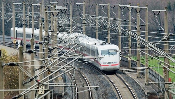 Ein ICE der Deutschen Bahn fährt auf einem Gleis © dpa - Bildfunk Foto: Julian Stratenschulte
