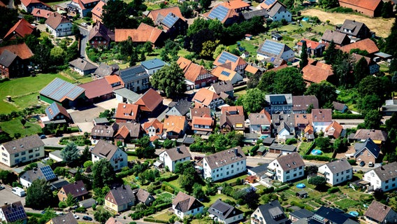 Die Luftaufnahme aus einem Ultraleichtflugzeug zeigt Häuser eines Wohngebietes in Niedersachsen. © picture alliance/dpa Foto: Hauke-Christian Dittrich