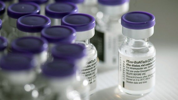 Ampullen des Covid-19-Impfstoffs von Pfizer-BioNTech © picture alliance/abaca/Depo Photos 