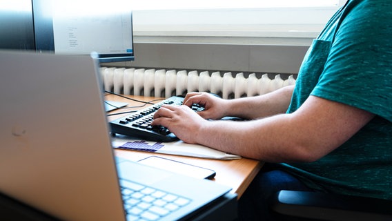 Themenbild: Hände auf einer Tastatur, im Vordergrund ein Laptop. © Iserv 