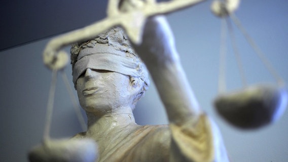Die Statue Justitia ist im Amtsgericht Hannover zu sehen. © dpa-Bildfunk Foto: Peter Steffen/dpa