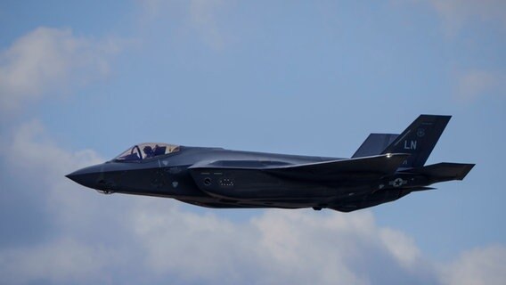 Ein F35 Kampfjet fliegt in der Luft. © picture alliance / Ritzau Scanpix | Bo Amstrup Foto: Ritzau Scanpix | Bo Amstrup