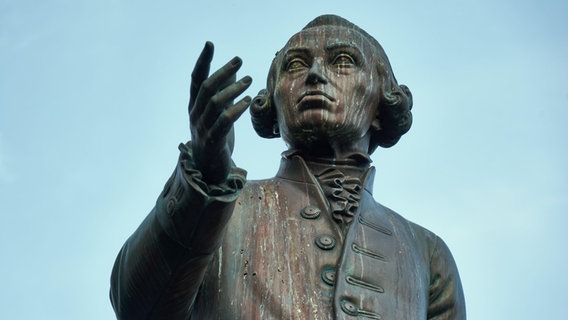 Blick auf eine Statue von Immanuel Kant. © picture alliance/imageBROKER | Gabriele Thielmann Foto: Gabriele Thielmann