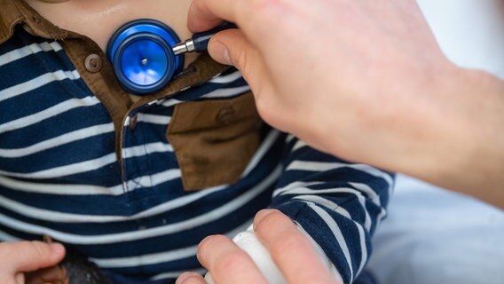 Ein Arzt untersucht ein Kind mit einem Stethoskop. © picture alliance/dpa | Sebastian Gollnow Foto: Sebastian Gollnow