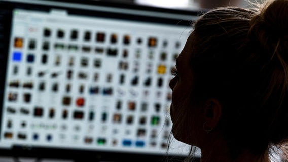 Eine Kriminaloberkommissarin sitzt vor einem Auswertungscomputer bei Ermittlungen gegen Kinderpornografie und sexuellem Missbrauch. © dpa/picture alliance Foto: Arne Dedert