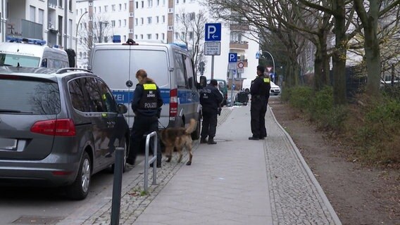 Polizisten in Berlin nach der Festnahme der mutmaßlichen Ex-RAF-Terroristin Daniela Klette © TV- NEWS KONTOR 