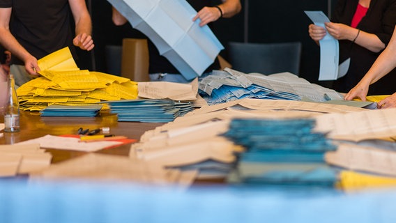 Wahlhelfer zählen Stimmzettel aus bei den Kommunalwahlen in Niedersachsen. © dpa Foto: Sebastian Gollnow