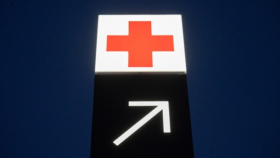 Ein Schild zeigt den Weg zum Eingang einer Klinik. © picture alliance/dpa | Julian Stratenschulte 