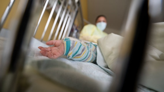 Ein Kind liegt in einem Krankenhausbett. © picture alliance / dpa Foto: Marijan Murat
