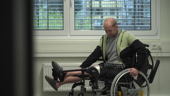 Kriegsversehrter Mykola im Rollstuhl. © NDR 