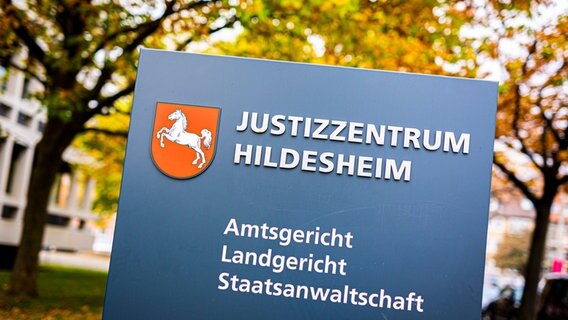 Der Schriftzug "Justizzentrum Hildesheim - Amtsgericht - Landgericht - Staatsanwaltschaft" steht auf einem Schild © picture alliance/dpa Foto:  Moritz Frankenberg