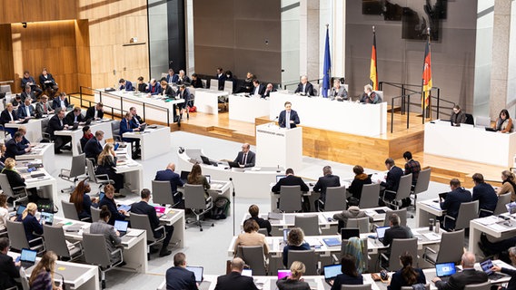 Abgeordnete sitzen während einer Landtagssitzung im Plenarsaal des niedersächsischen Landtag. © picture alliance/dpa/Michael Matthey Foto: Michael Matthey
