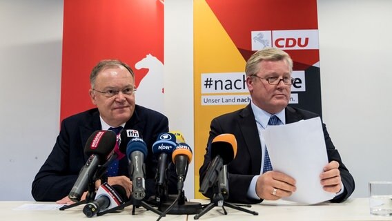 Stephan Weil und Bernd Althusmann in der Pressekonferenz zur Großen Koalition. © dpa - Bildfunk Foto: Peter Steffen
