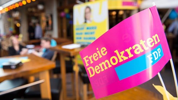 Ein Fähnchen mit der Aufschrift "Freie Demokraten FDP" vor Beginn der Wahlparty der FDP in Hannover. © dpa - Bildfunk Foto: Silas Stein