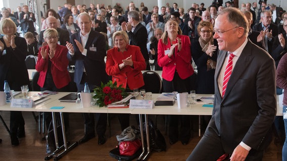 Stephan Weil beim Parteitag der SPD in Hannover.  Foto: Julian Stratenschulte/dpa
