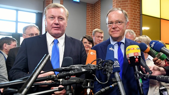 Niedersachsens Ministerpräsident Stephan Weil (SPD,r) und der CDU-Fraktionsvorsitzende in Niedersachsen, Bernd Althusmann (l), sprechen im Landtag in Hannover (Niedersachsen) zum Ende einer Gesprächsrunde von SPD und CDU über Sondierungsgespräche vor Journalisten. © dpa - Bildfunk Foto: Holger Hollemann