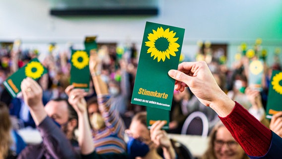 Delegierte stimmen beim außerordentlichen Parteitag der Grünen in Hannover für den Koalitionsvertrag mit der SPD. © dpa-Bildfunk Foto: Moritz Frankenberg