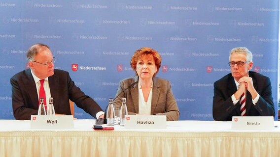 Justizministerin Barbara Havliza (CDU) sitzt mit Ministerpräsident Stephan Weil (SPD) und Dr. Franz Rainer Enste in der Landespressekonferenz. © Niedersächsisches Justizministerium 