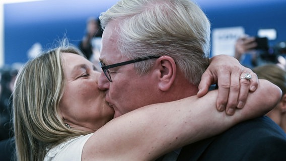 Bernd Althusmann (CDU) küsst seine Frau. © dpa-Bildfunk Foto: Sina Schuldt