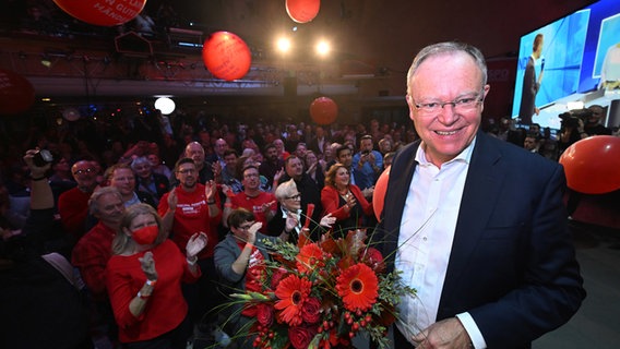 Stephan Weil (SPD) jubelt bei der SPD-Wahlparty. © dpa-Bildfunk Foto: Julian Stratenschulte