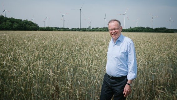 Ministerpräsident Stephan Weil (SPD) steht in einem Feld. © Ole Spata Foto: Ole Spata
