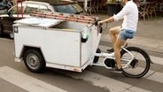 Ein Mann fährt auf einem Lastenrad. © dpa-Bildfunk Foto: Carsten Koall