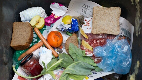 Lebensmittel liegen in einer Mülltonne. © picture alliance / dpa | Patrick Pleul Foto: Patrick Pleul