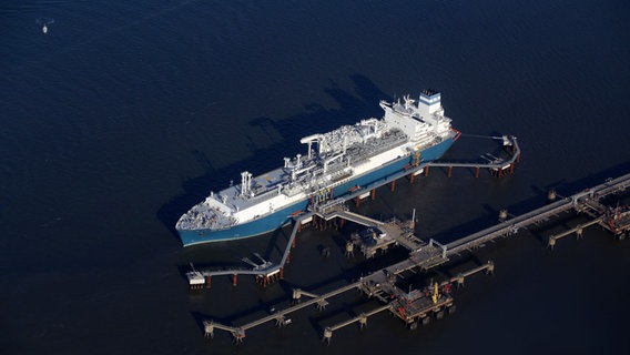 Luftaufnahme des LNG-Speicher- und Verdampfungs-Schiffes «Höegh Esperanza» am LNG-Terminal Wilhelmshaven. © picture alliance/dpa | Stefan Rampfel Foto: Stefan Rampfel