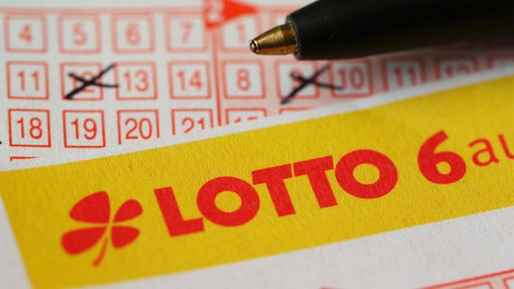 Ein Lottoschein wird ausgefüllt. © picture alliance / pressefoto_korb | Micha Korb Foto: Micha Korb
