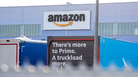 Lastwagen stehen am Amazon-Logistikzentrum Winsen. © Daniel Bockwoldt/dpa Foto: Daniel Bockwoldt/dpa